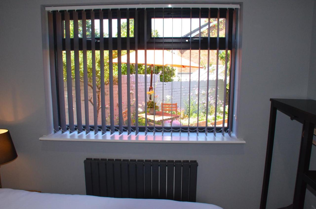 The Annexe Apartment Бракнел Екстериор снимка
